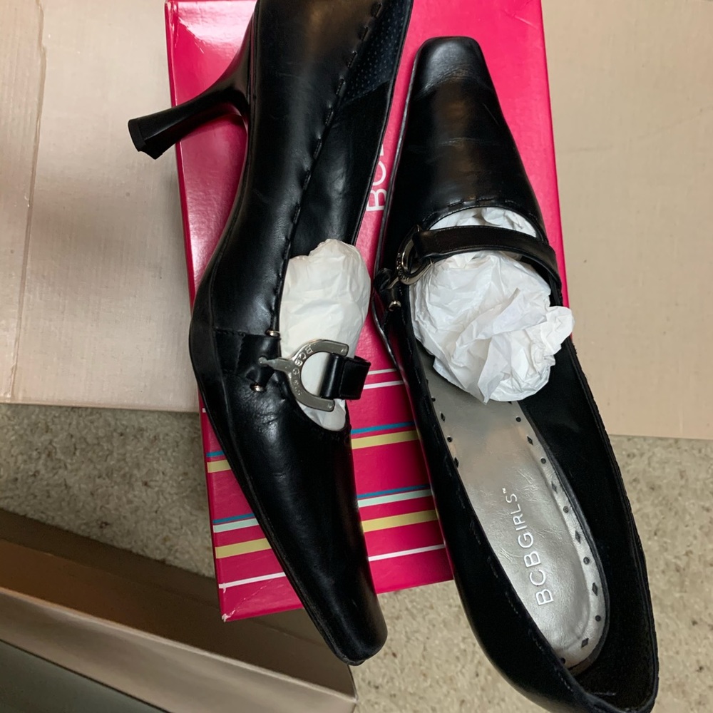 BCBG black pump